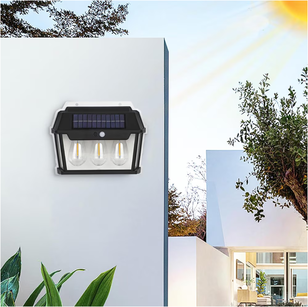 Lampă Solară LED de Perete Tip Felinar Retro 3 Becuri, Iluminat Exterior cu Senzor de Mișcare 8m, 3 Moduri Inteligente de lumina, IP65, Fără Fir, Ideală pentru Curte și Grădină
