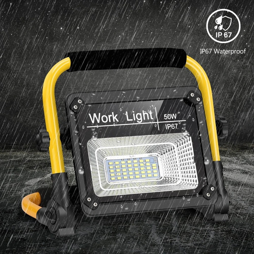 Proiector Solar LED 50W Tip Lampă de Lucru Portabilă, Reîncărcabilă Solar și USB, 3 Moduri de Iluminare, Autonomie până la 12 Ore, Rezistent la Apă IP67, Unghi Reglabil 180°, Mâner de Transport, Ideal pentru Camping, Atelier și Șantier