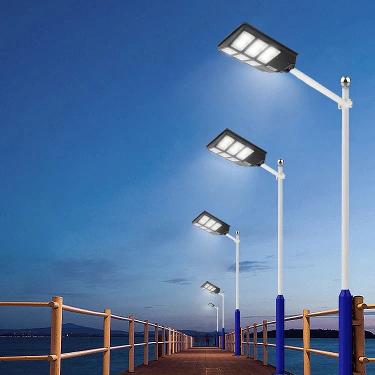 Lampa Solara Tripla LED, 600W, Telecomanda, Unghi Larg de iluminare, Autonomie extinsa, Senzor de miscare si de Lumina, Panou Solar Monocristalin
